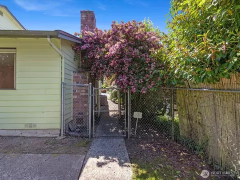 Exterior - 12314 NE 162nd St, Bothell, WA 98011 photo 7 of 8