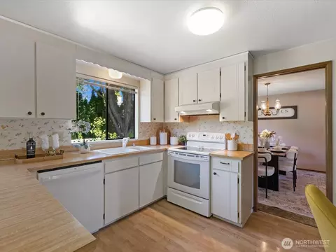 Kitchen - 12314 NE 162nd St, Bothell, WA 98011 photo 4 of 7