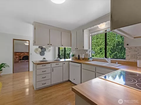 Kitchen - 12314 NE 162nd St, Bothell, WA 98011 photo 2 of 7