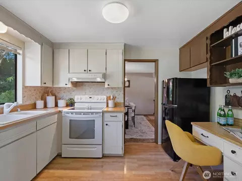 Kitchen - 12314 NE 162nd St, Bothell, WA 98011 photo 5 of 7