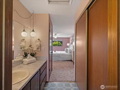 Bath - 12314 NE 162nd St, Bothell, WA 98011 photo 3 of 4