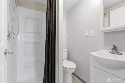 Bath - 2016 42nd Ave, Longview, WA 98632 photo 2 of 2