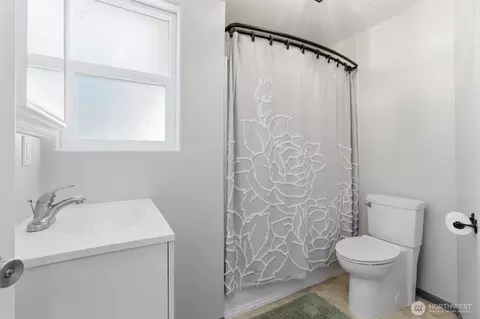 Bath - 2016 42nd Ave, Longview, WA 98632 photo 1 of 2