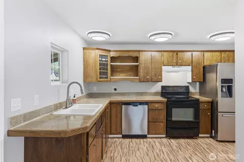 Kitchen - 2016 42nd Ave, Longview, WA 98632 photo 1 of 2