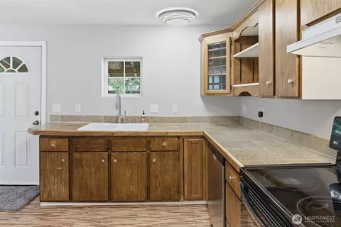 Kitchen - 2016 42nd Ave, Longview, WA 98632 photo 2 of 2