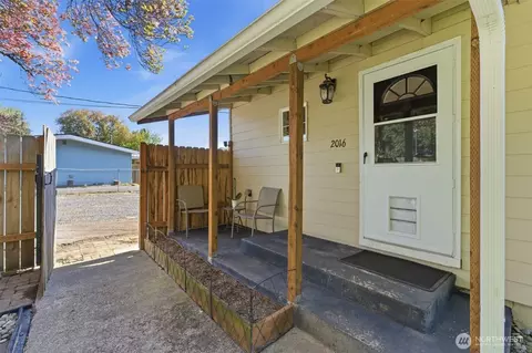 Exterior - 2016 42nd Ave, Longview, WA 98632 photo 4 of 11