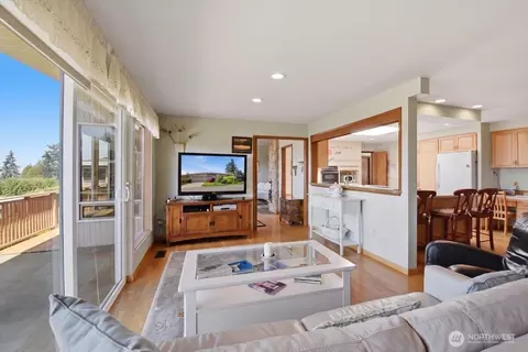 Living - 911 12th Ave N, Edmonds, WA 98020 photo 7 of 10