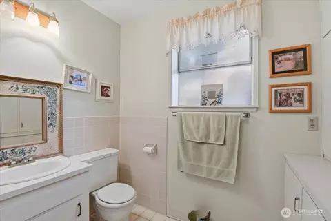 Bath - 911 12th Ave N, Edmonds, WA 98020 photo 3 of 3