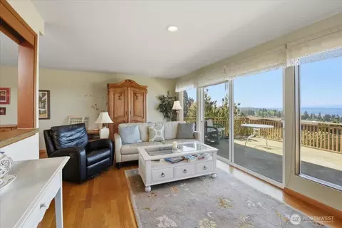 Living - 911 12th Ave N, Edmonds, WA 98020 photo 6 of 10