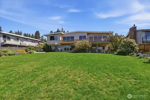 Exterior - 911 12th Ave N, Edmonds, WA 98020 photo 3 of 5