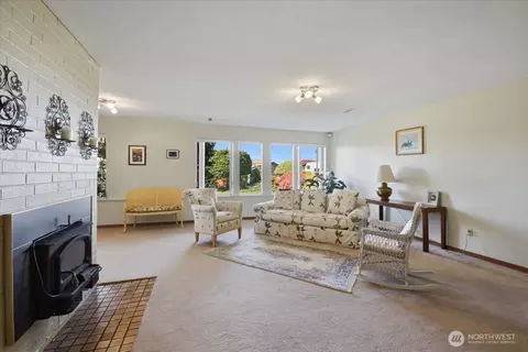 Living - 911 12th Ave N, Edmonds, WA 98020 photo 8 of 10