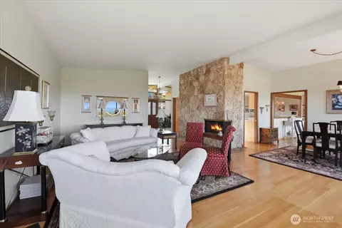 Living - 911 12th Ave N, Edmonds, WA 98020 photo 2 of 10