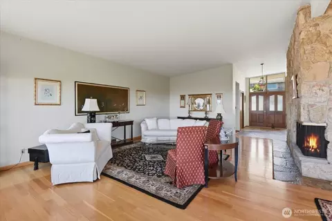 Living - 911 12th Ave N, Edmonds, WA 98020 photo 4 of 10