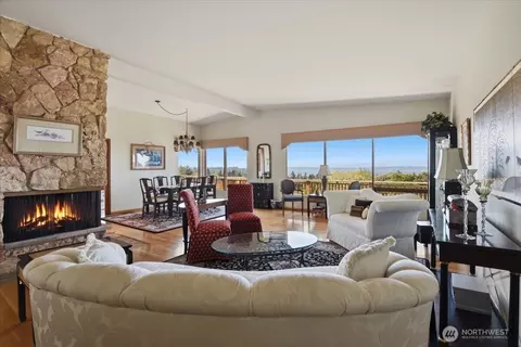 Living - 911 12th Ave N, Edmonds, WA 98020 photo 3 of 10
