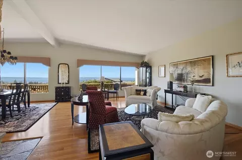 Living - 911 12th Ave N, Edmonds, WA 98020 photo 1 of 10