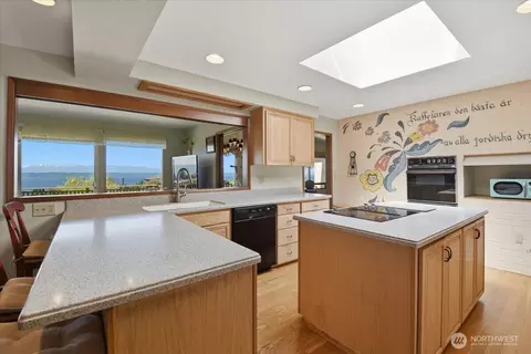 Kitchen - 911 12th Ave N, Edmonds, WA 98020 photo 1 of 3