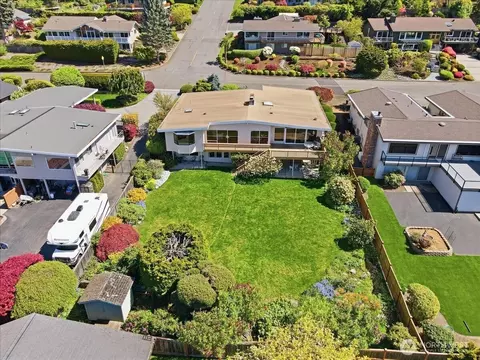 View/Area - 911 12th Ave N, Edmonds, WA 98020 photo 4 of 6