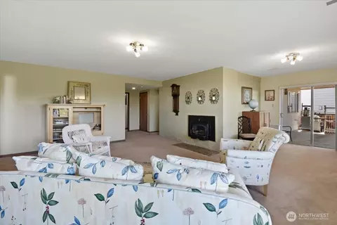Living - 911 12th Ave N, Edmonds, WA 98020 photo 9 of 10