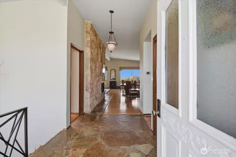Entry Way - 911 12th Ave N, Edmonds, WA 98020 photo 1 of 1