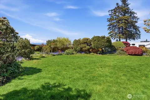 Exterior - 911 12th Ave N, Edmonds, WA 98020 photo 4 of 5