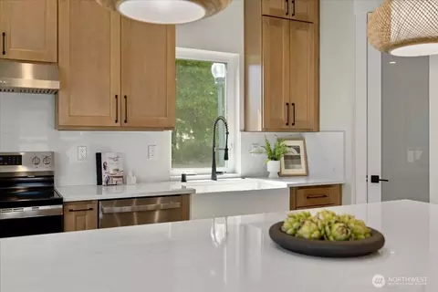 Kitchen - 5701 Parker Rd E, Sumner, WA 98390 photo 3 of 4