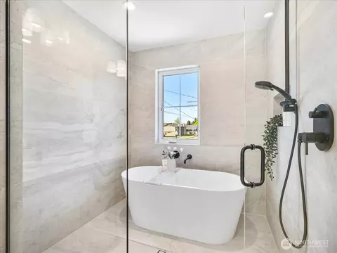 Bath - 5701 Parker Rd E, Sumner, WA 98390 photo 3 of 4