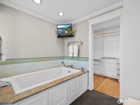 Bath - 603 Warren Ave, Everett, WA 98201 photo 4 of 5