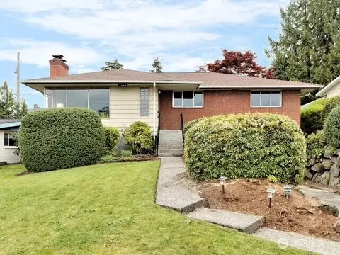 7051 S Lakeridge Dr, Seattle, WA 98178