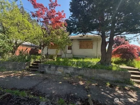 1110 N Rainier Ave, Bremerton, WA 98312