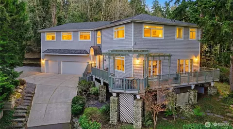 12117 Clearview Dr, Edmonds, WA 98026