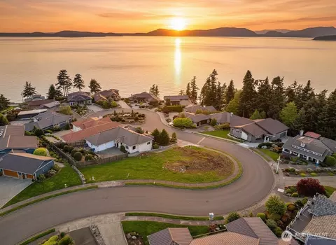 2414 Washington Ct, Anacortes, WA 98221