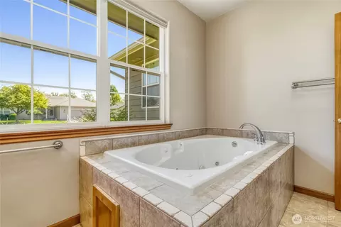Bath - 1972 Gemstone Dr, Walla Walla, WA 99362 photo 2 of 4