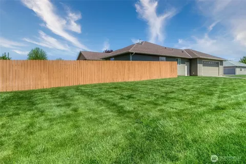 Exterior - 1972 Gemstone Dr, Walla Walla, WA 99362 photo 3 of 5