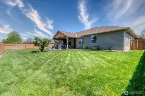 Exterior - 1972 Gemstone Dr, Walla Walla, WA 99362 photo 4 of 5