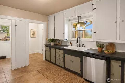 Kitchen - 4501 S 4th Ave, Everett, WA 98203 photo 2 of 2