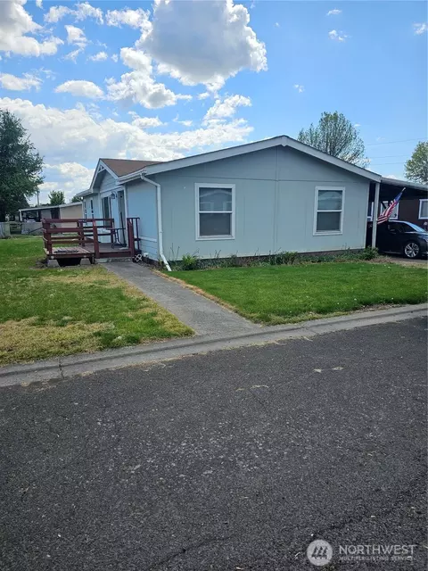 938 Empire St N, College Place, WA 99324