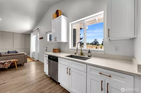 Kitchen - 2003 Apple Rd, Winlock, WA 98596 photo 6 of 10