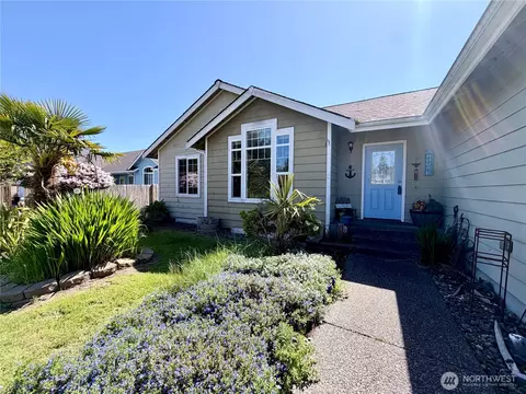 415 Quinault Ave SE, Ocean Shores, WA 98569