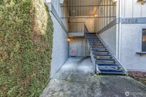 12528 NE 117th Pl #E1, Kirkland, WA 98034