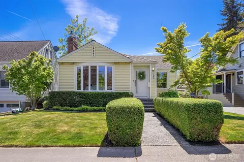 549 N 77th St, Seattle, WA 98103