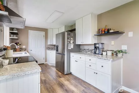 Kitchen - 720 32nd Ave, Longview, WA 98632 photo 4 of 7