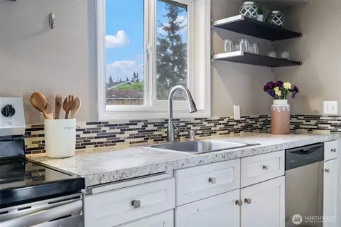 Kitchen - 720 32nd Ave, Longview, WA 98632 photo 3 of 7