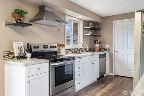 Kitchen - 720 32nd Ave, Longview, WA 98632 photo 2 of 7