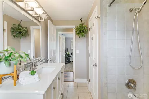 Bath - 720 32nd Ave, Longview, WA 98632 photo 3 of 3