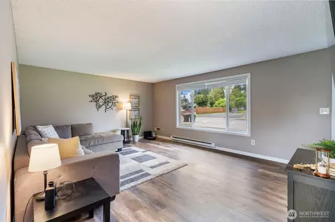 Living - 720 32nd Ave, Longview, WA 98632 photo 3 of 3