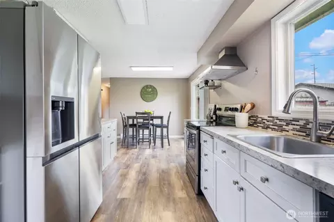 Kitchen - 720 32nd Ave, Longview, WA 98632 photo 5 of 7