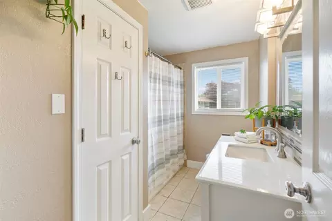 Bath - 720 32nd Ave, Longview, WA 98632 photo 1 of 3