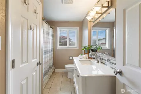 Bath - 720 32nd Ave, Longview, WA 98632 photo 2 of 3