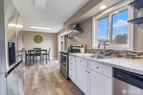 Kitchen - 720 32nd Ave, Longview, WA 98632 photo 6 of 7