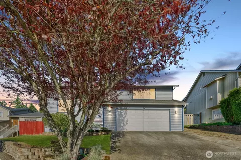 8823 W Mall Dr, Everett, WA 98208